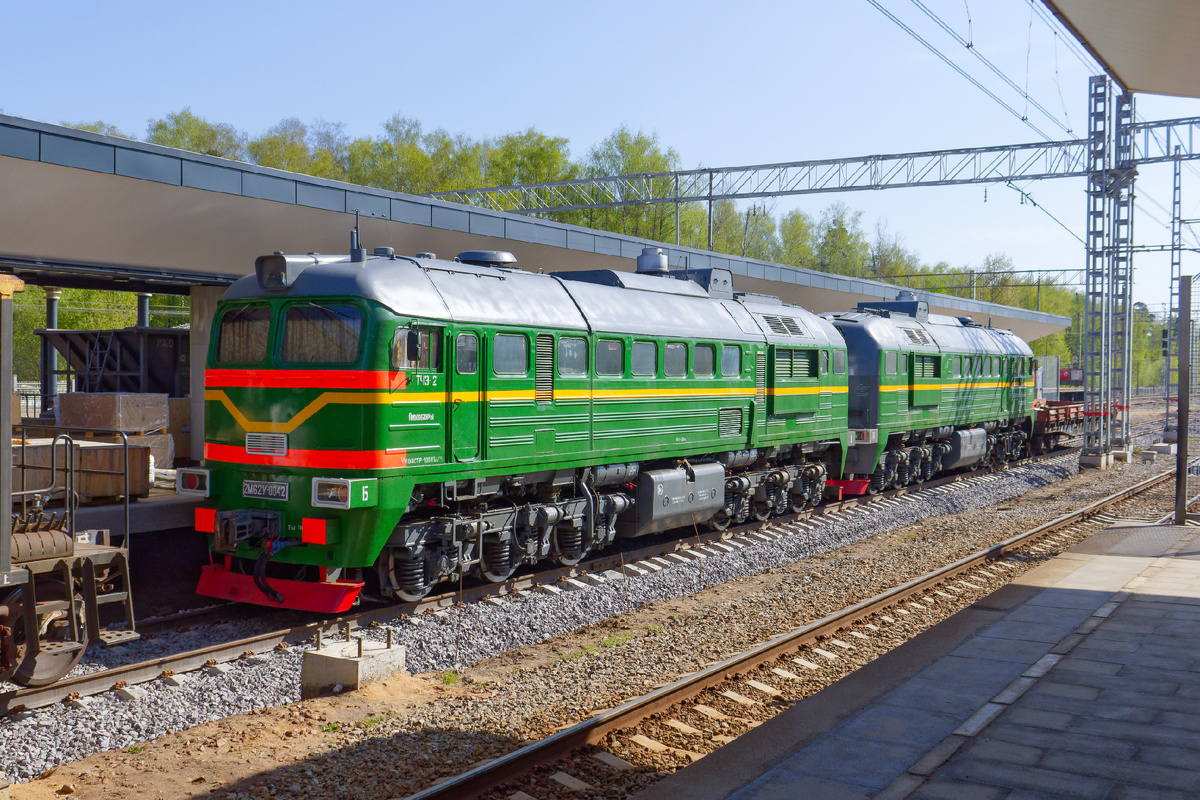 Тепловоз 2М62У-0042 на станции Железнодорожная