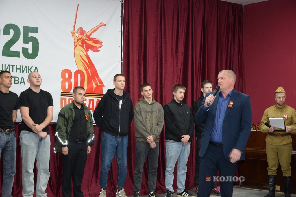 Призывников приветствовал замглавы администрации района Э. Ткаля Светлана Кишинько  📷
