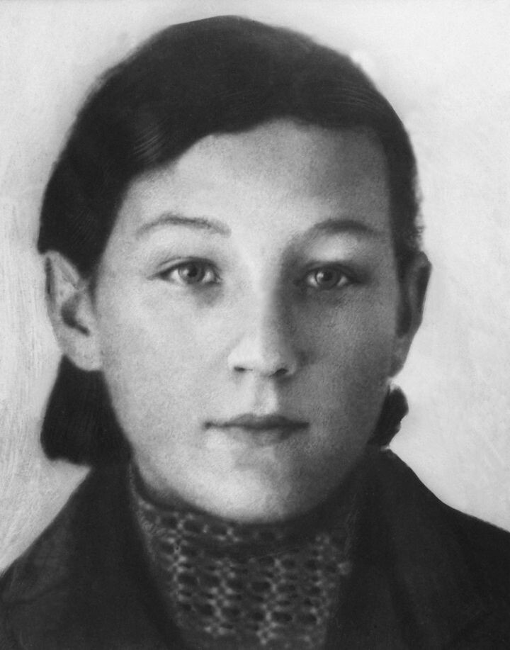 Фото Зои Космодемьянской на комсомольский билет