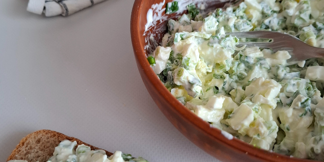 САЛАТ из зелёного лука с яйцом.