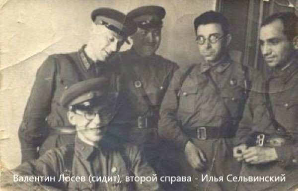 В редакции газеты Северо-Кавказского фронта «Вперед к победе». Июнь 1942 г. Накануне командировки в осажденный Севастополь.