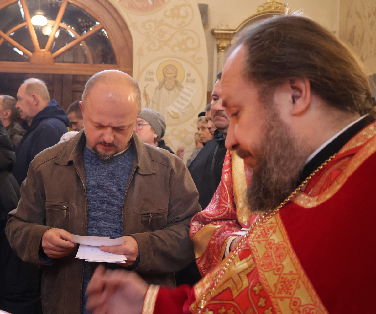 Настоятель отец Александр НАРУШЕВ и староста храма , художник-монументалист Михаил ХРАМОВ. Радоница-2025.