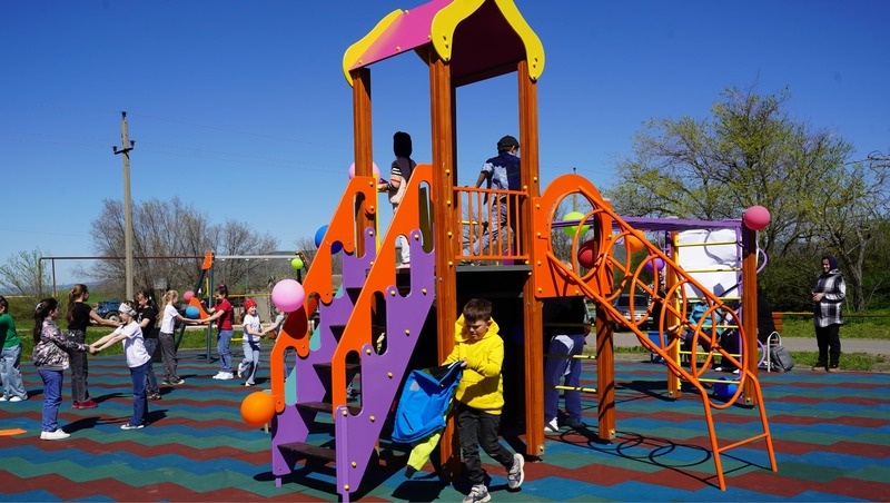    Дети уже играют на новой площадке Фото: администрация Андроповского округа