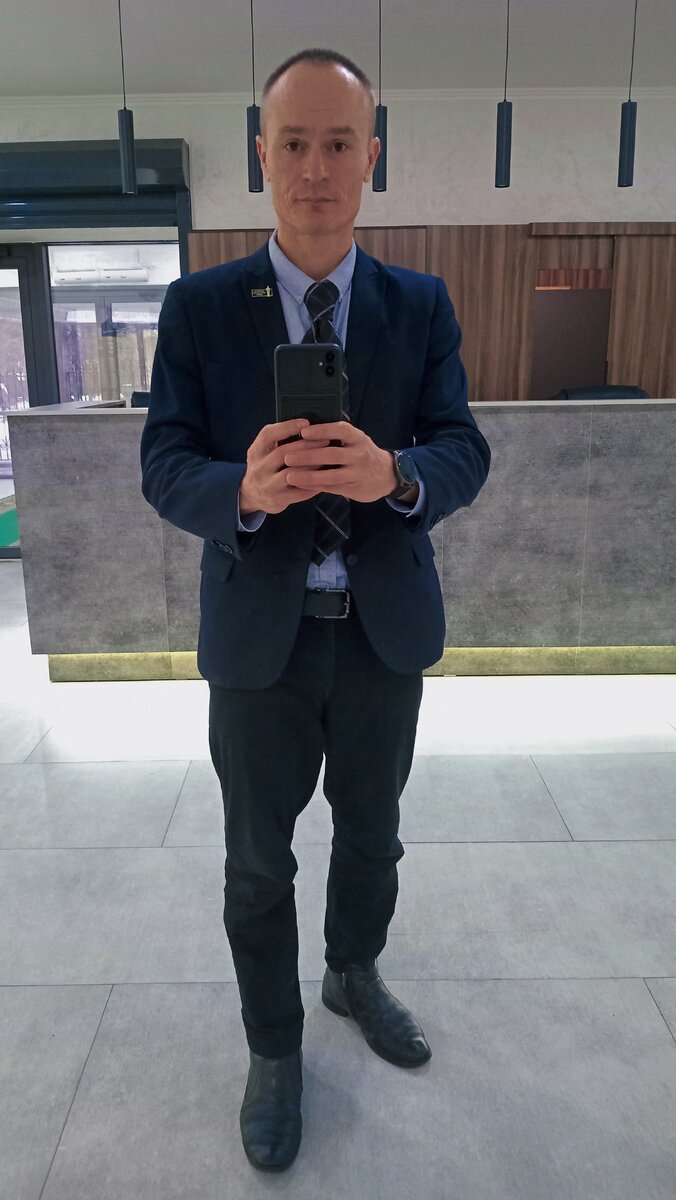 К слову, сам я — не руководитель отдела и не пресс-секретарь известного ведомства. Но я не раз исполнял обязанности в этой должности. Являюсь старшим инспектором по особым поручениям сего отдела...  