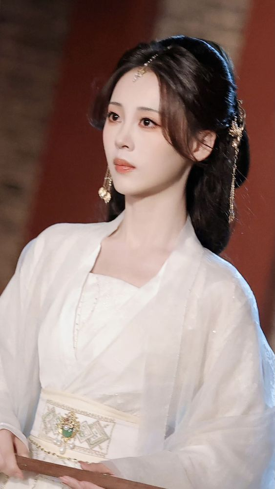 Мин Цзя Цзя в роли Су Янь.