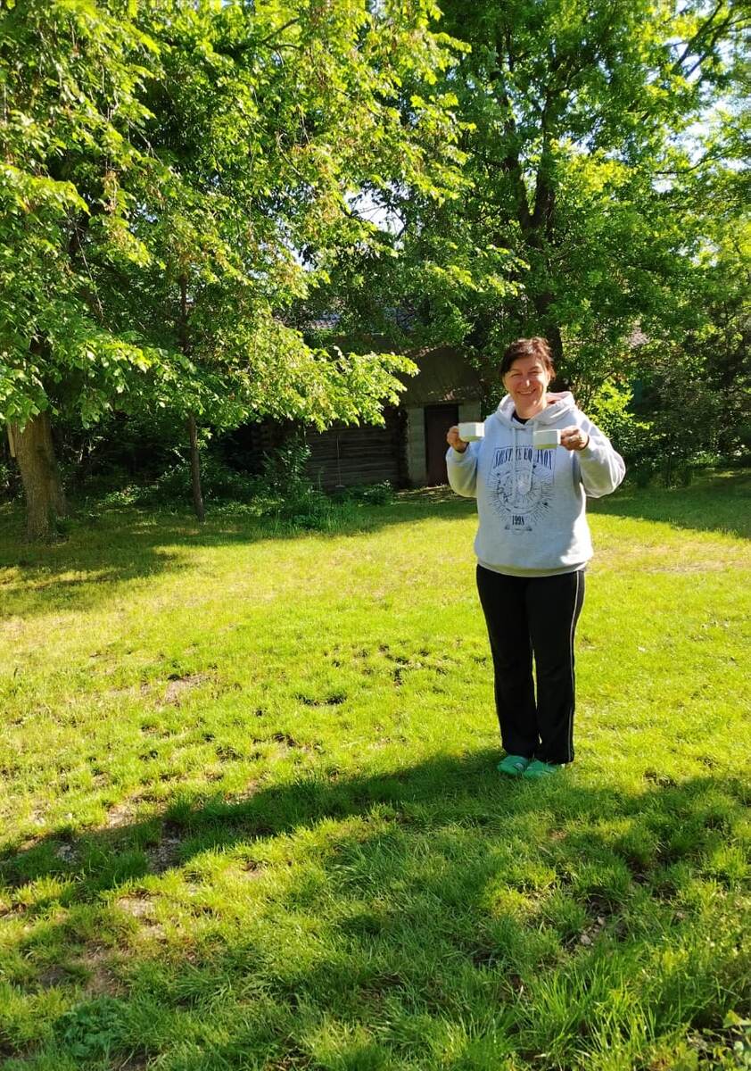 На даче. Несу две кружки кофе. Будем с мамой ловить счастливый момент