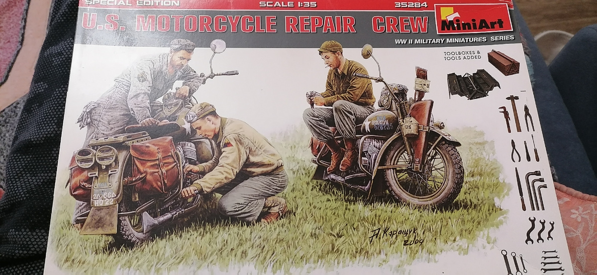 Набор мотоциклов и ремонтников
