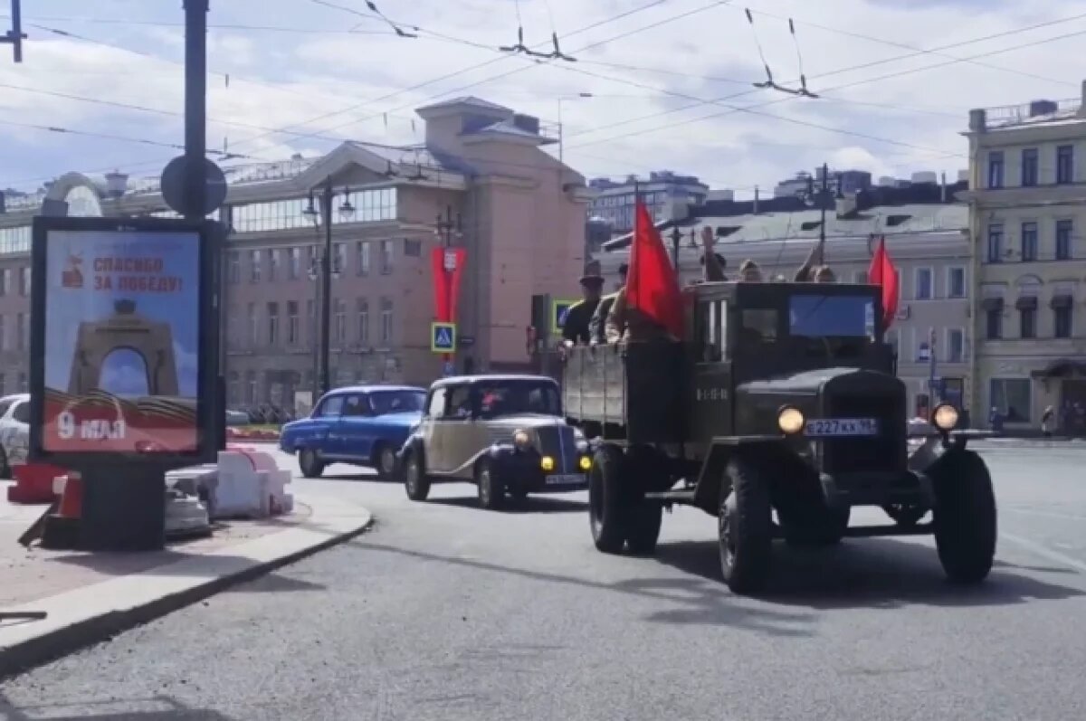    По Петербургу проехал «Бессмертный полк» на раритетных авто