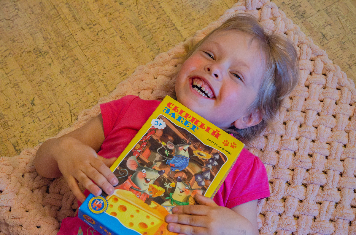 Сфотографировать играющего ребенка - та ещё задача, то кривляется, то смеется. Ну пусть будет второй вариант)