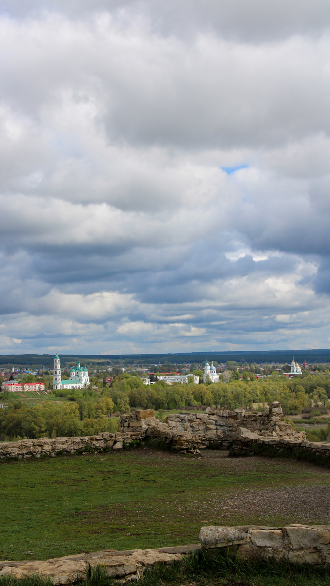 Вид на Елабугу. Слева направо: Спасский собор, Никольская церковь, Покровская церковь