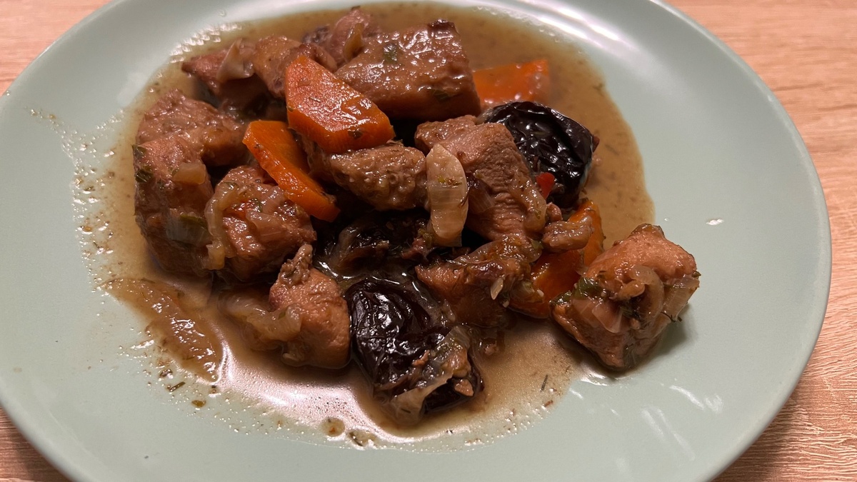    Секретный рецепт тушёной говядины с черносливом из СССР, который взорвал TikTok