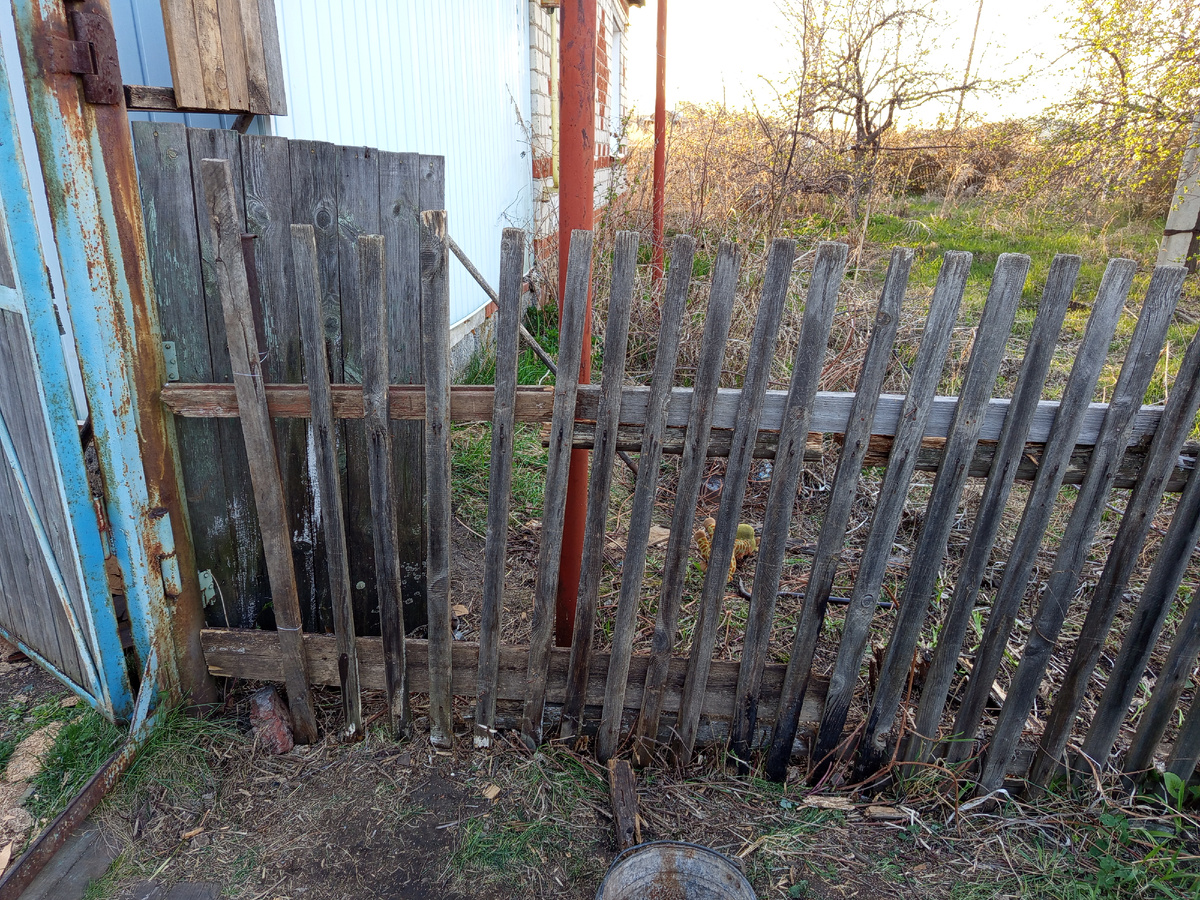 Забор теперь почти целый.