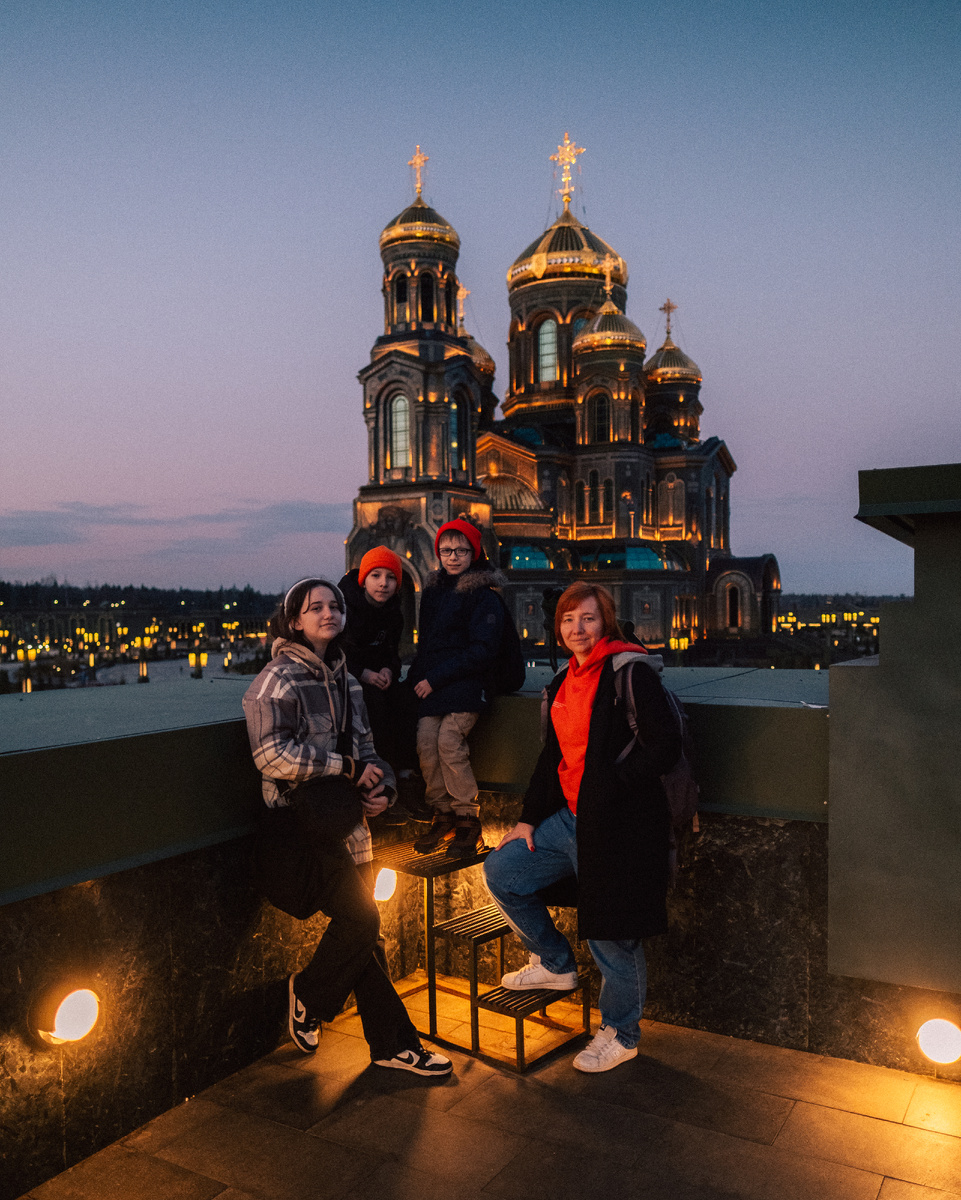 Команда КиС в парке «Патриот», вечерние огни со смотровой площадки возле Главного храма Вооружённых сил Российской Федерации