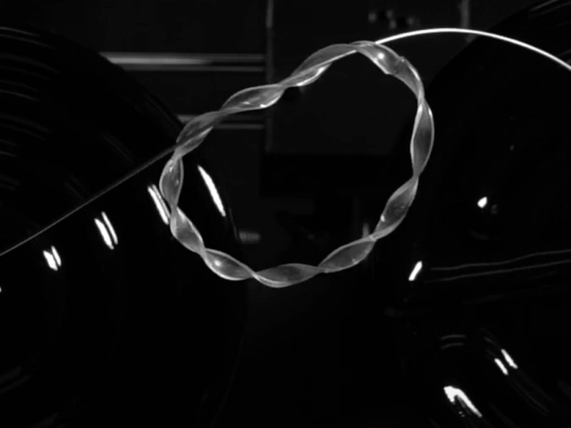    Робот-петля передвигается по нитям с помощью света [ВИДЕО]