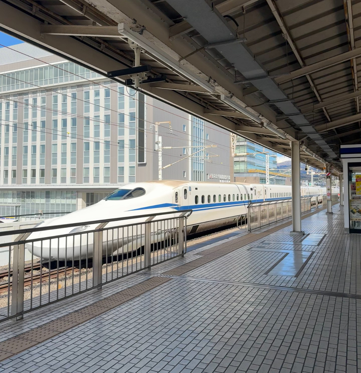  Поезд Синкансен, один из самых быстрых поездов в мире. 