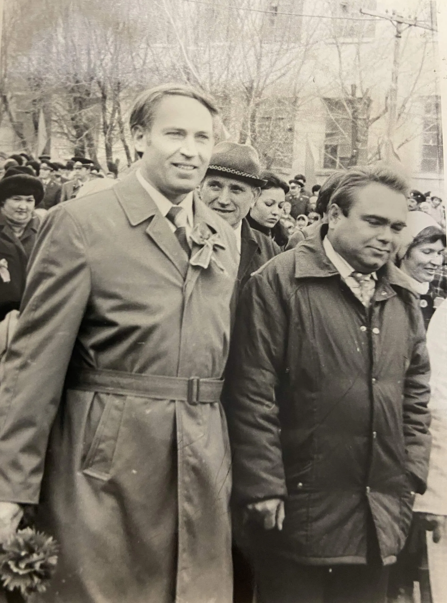 Коллектив средней школы №2. Директор и учитель математики