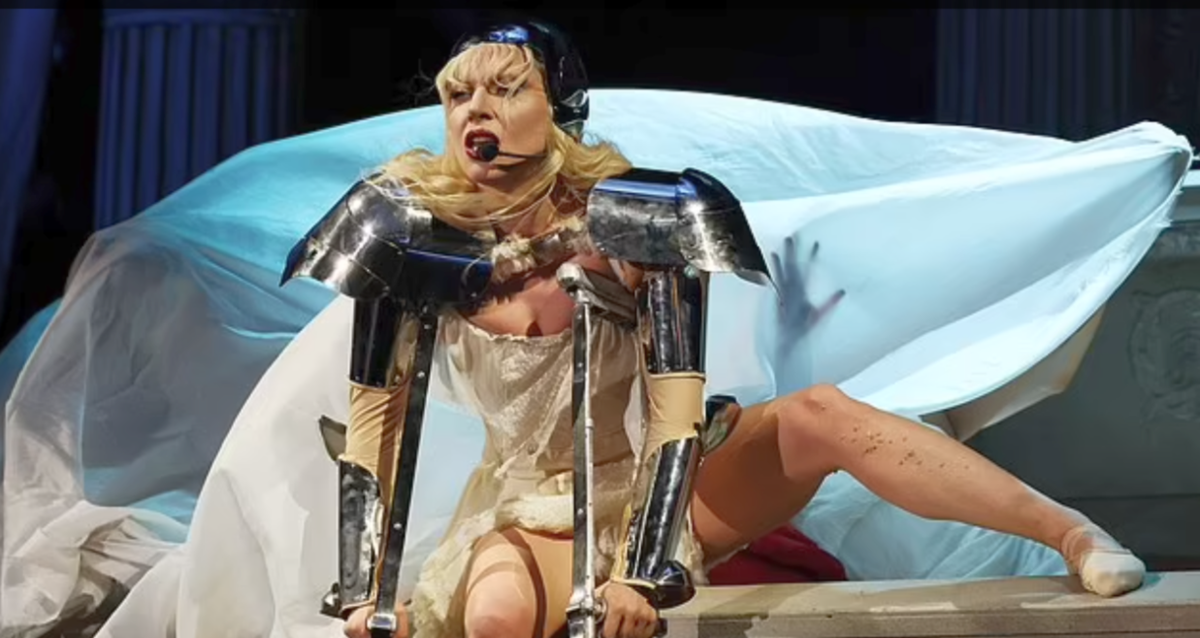 Мать-монстр, как ее называют, начала шоу около 10 часов вечера по местному времени со своей песни 2011 года Bloody Mary