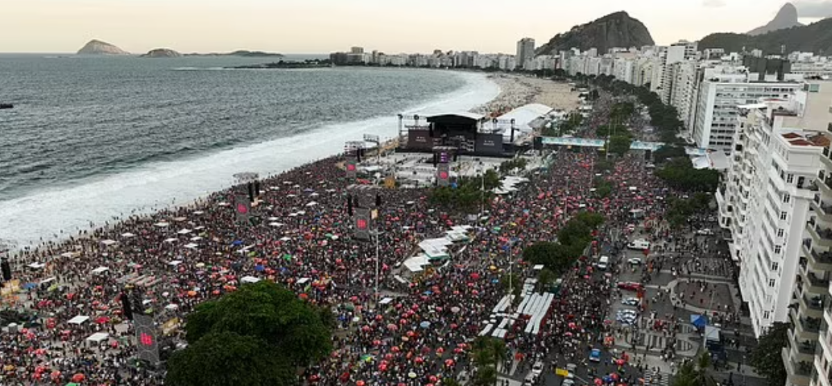 "Сегодня вечером мы творим историю. Спасибо, что творили историю вместе со мной", - обратилась Леди Гага к кричащей толпе