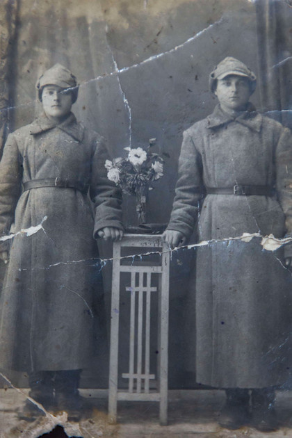 Иван Леонтьевич Турков (справа).