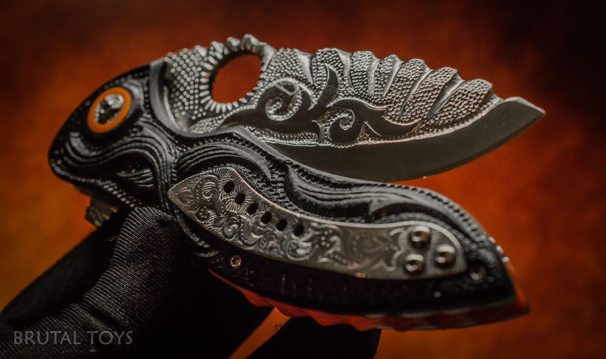 Spyderco Rubicon (на фото реплика - отличается от оригинала накладками на рукоять из G10 вместо карбона) 