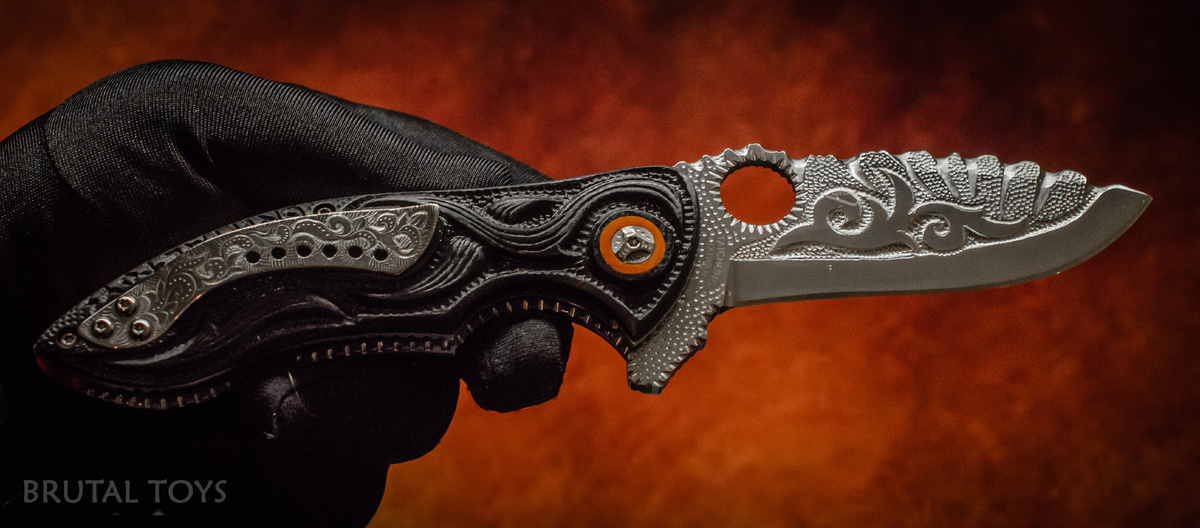 Хват ножа стал намного более удобным, благодаря рельефной резьбе и гравировке металлических поверхностей. 