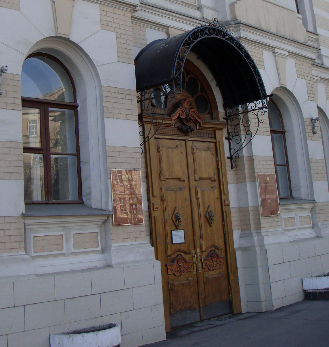 Центральный вход.