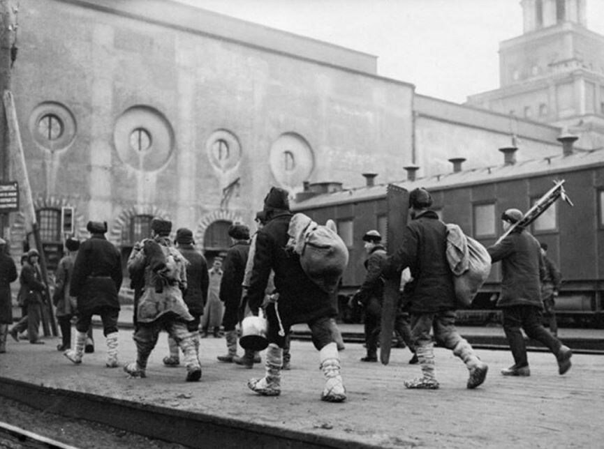 Переселение деревенских жителей в город. Вокзал (иллюстрация из открытых источников)