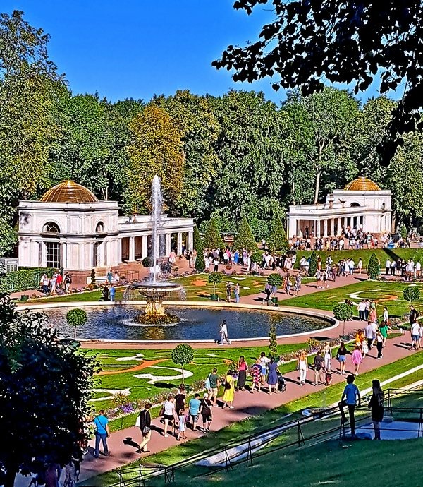 Вид на партер Большого дворца с верхней террасы /фото из личного архива, 2024/