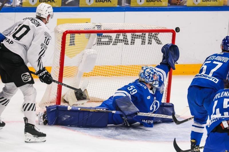    Фото: пресс-служба ХК «Трактор»/Голкипер «Динамо» Владислав Подъяпольский сделал 44 сэйва за игру