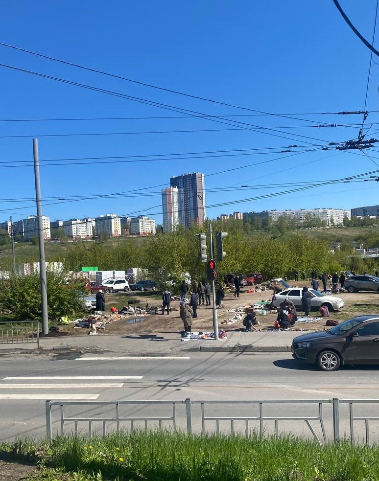 Отсюда начинается "блошиный" рынок и тянется к забору рынка "Народный". Он небольшой. Продавцов не много, а покупателей еще меньше. И это несмотря на то что суббота и прекрасная погода. 