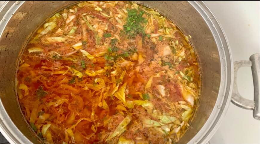 Для мужчин наварила кастрюлю борща с молодой капустой - голодными точно не останутся!. Фото автора канала