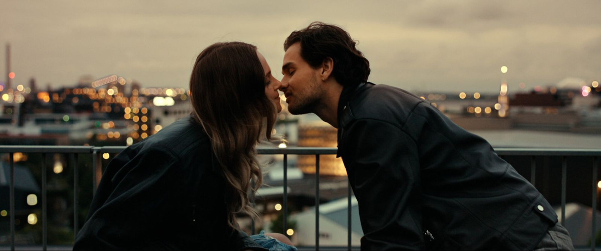 Когда романтика устает: «Все оттенки красного» — подростковая драма без искры, но с попыткой быть глубже