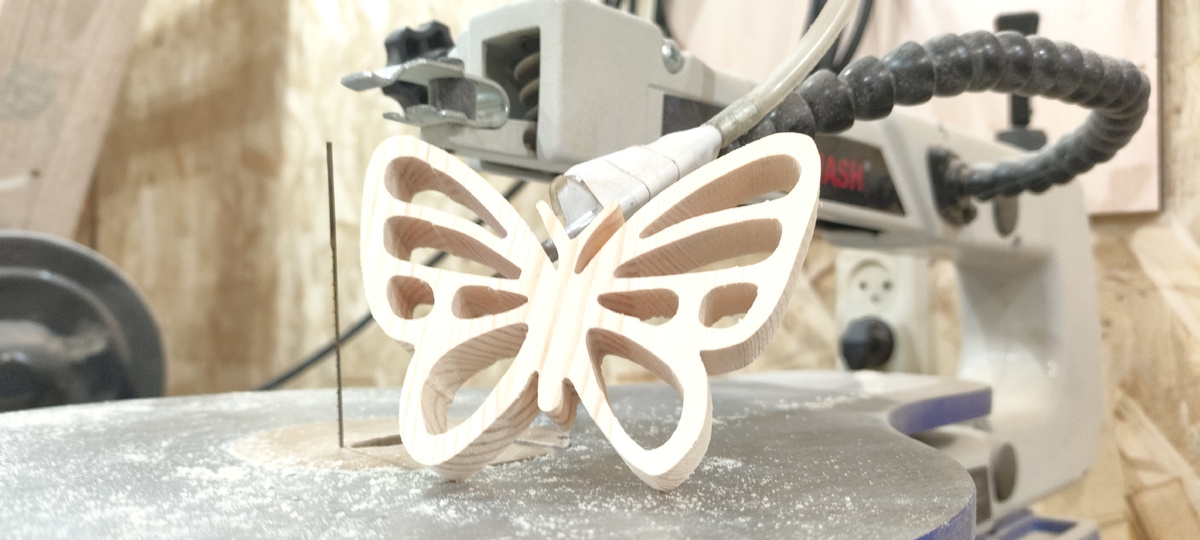 Бабочка из дерева сосны