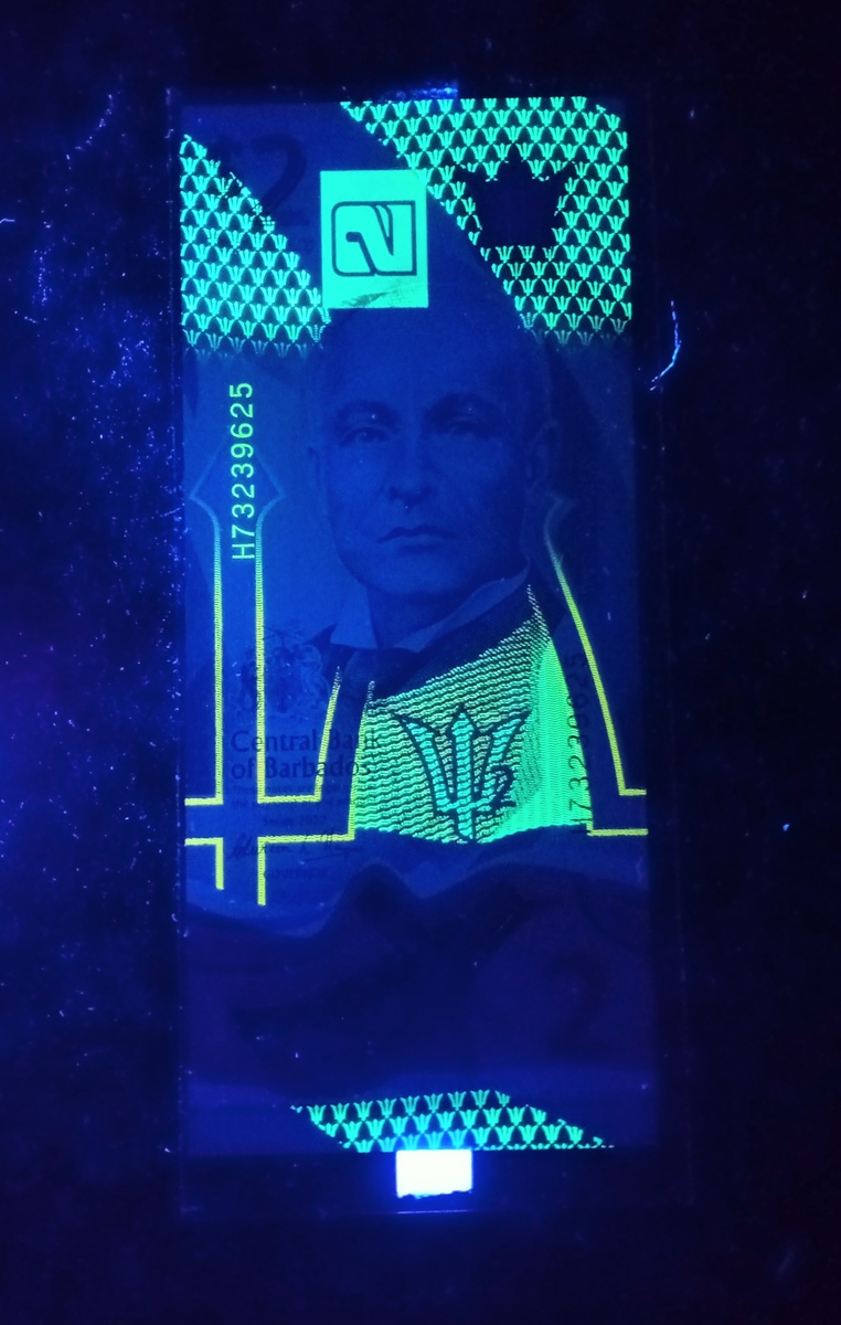 Полимерная банкнота 2 доллара Барбадос.