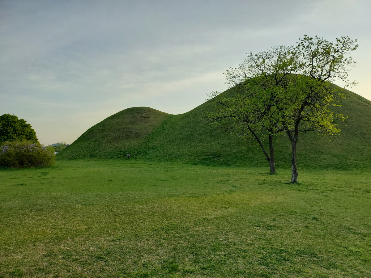 Hwangnamdaechong Tomb на закате