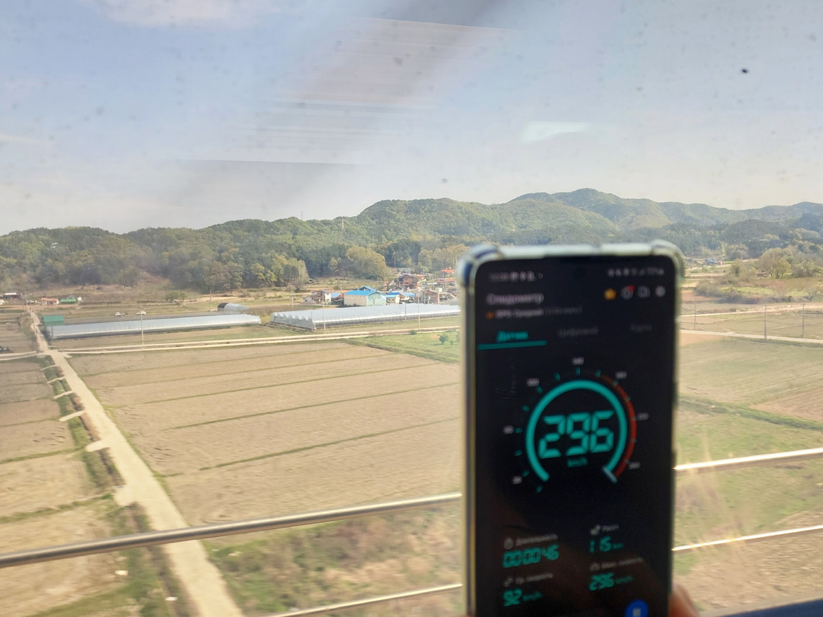 KTX развивает скорость более 300 км/ч