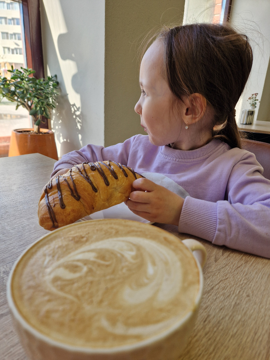 Кофе мне, круассан Полине