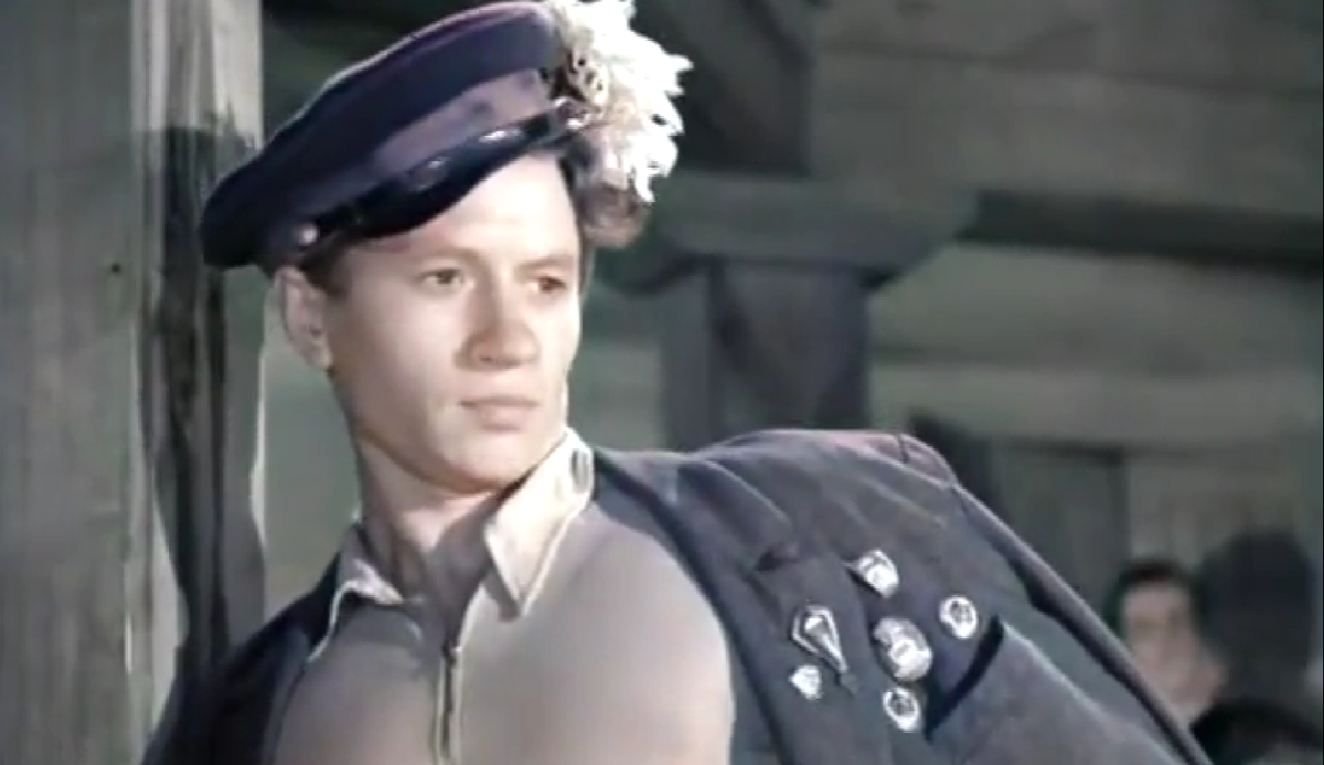 Первый парень на деревне со значками. Кадр из фильма Анатолия Граника "Максим Перепелица 