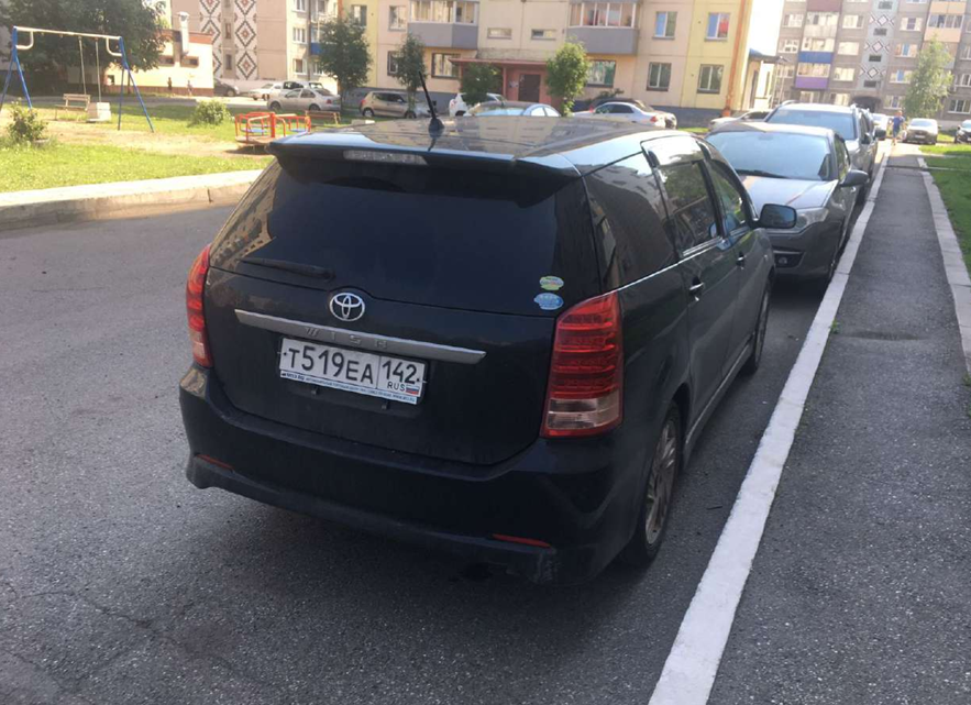 Так выглядит данное авто: Toyota Wish 2007 года. Вид сзади.