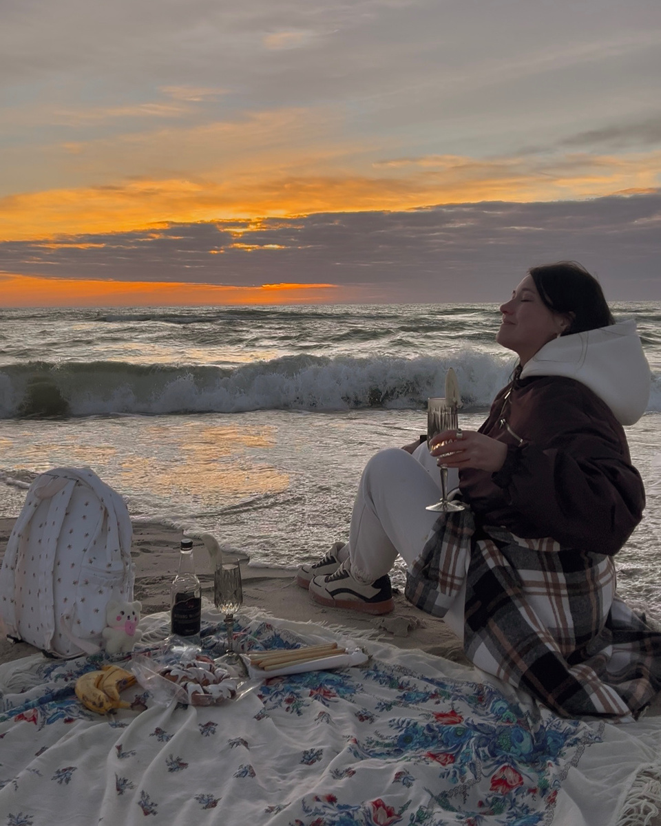 Это меня так смешно Балтийской волной на днях накрыло, пока я позировала, смешную историю рассказала у себя в тг канале