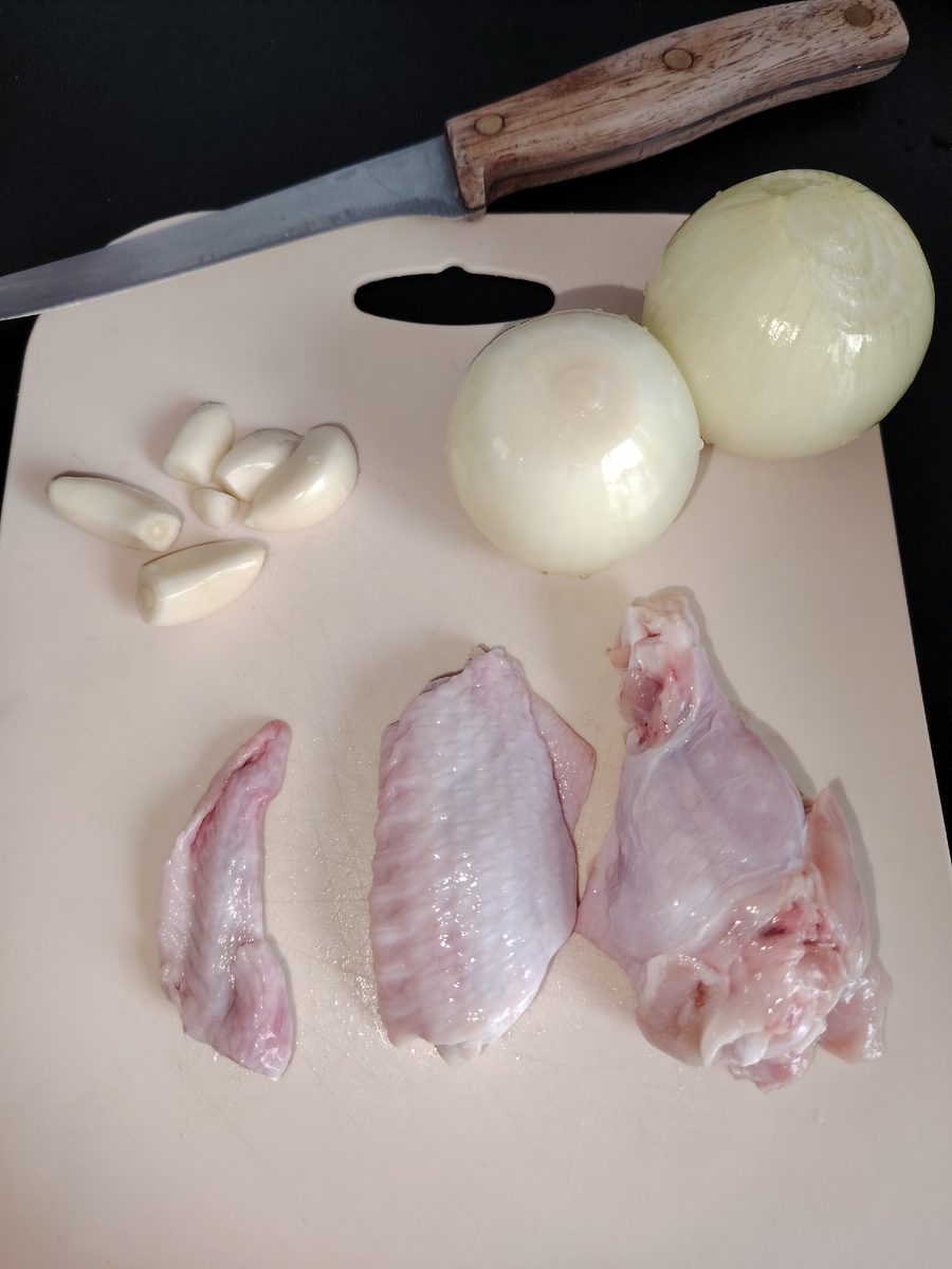 Не поленитесь разделить крылышки. Небольшими кусочками их удобнее укладывать на решетку и они равномерно прожариваются.