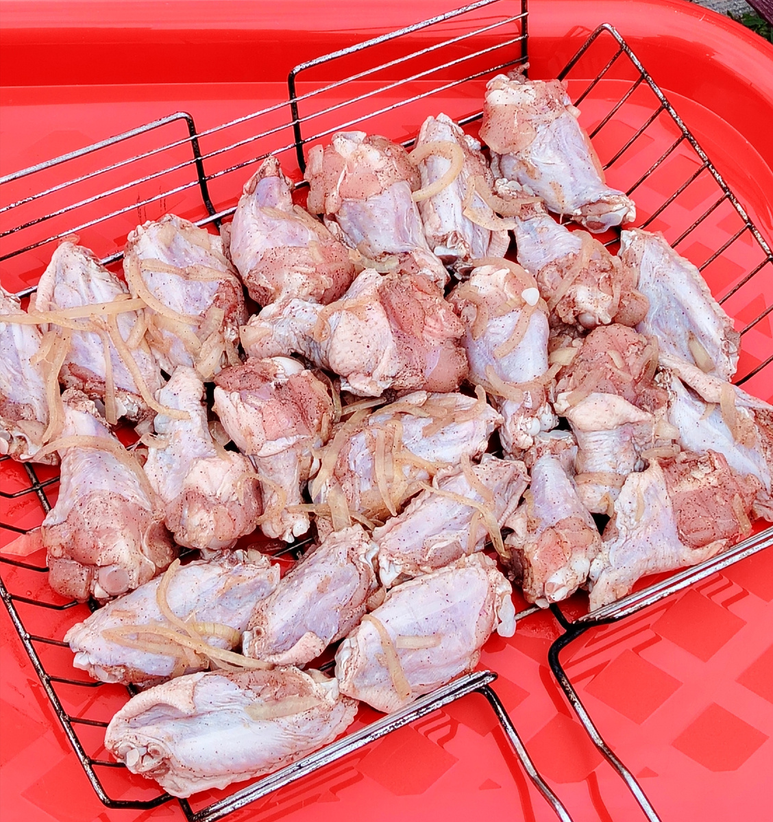 Раскладываем кусочки крылышек равномерно. 