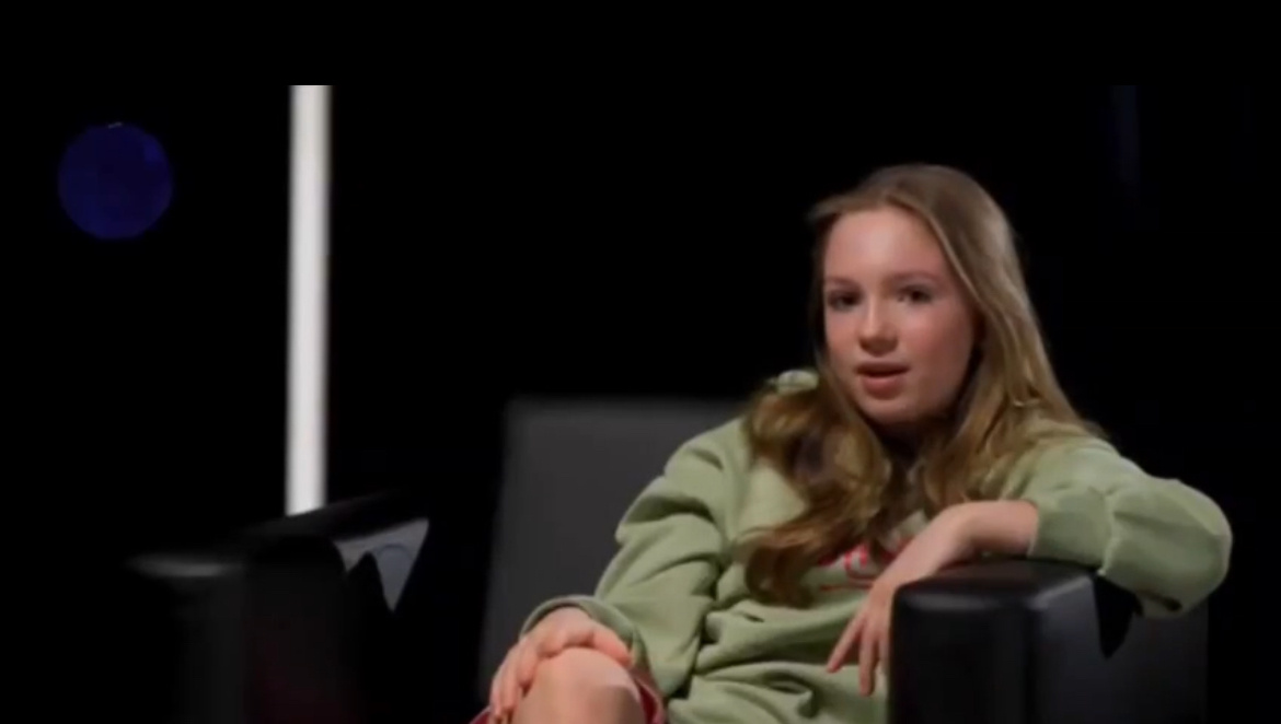 Исполнительница нашумевшего хита "Сигмабой" сделала громкое заявление, назвав поколение Альфа самым прогрессивным и превосходящим другие поколения. По мнению певицы, ключевым преимуществом нового поколения является его способность к быстрой обработке информации, что стало возможным благодаря активному использованию платформ вроде TikTok и Reels.

Главное преимущество поколения Альфа – скорость обработки информации

Автор хита "Сигмабой", чье имя не уточняется, выразила уверенность в том, что именно поколение Альфа станет двигателем прогресса в будущем. Она подчеркнула, что дети, выросшие в эпоху быстрого интернета и коротких видеороликов, обладают уникальным навыком – мгновенно усваивать и анализировать большие объемы информации.

"Главным навыком поколения альфа является: «быстрая обработка информации», такое умение возникло благодаря тик току и рилсам", - заявила исполнительница.

По ее мнению, постоянный поток коротких и динамичных видео в TikTok и Reels развил у поколения Альфа способность выделять главное, отфильтровывать лишнее и быстро принимать решения. Этот навык, по мнению певицы, будет крайне востребован в будущем мире, где скорость и адаптивность являются ключевыми факторами успеха.
