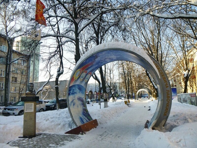 Арка на Аллее трудовой славы, рядом бюст основателя предприятия 