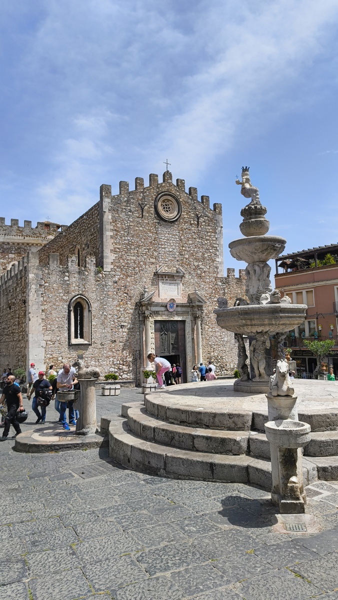 Площадь Дуомо в Таормине 