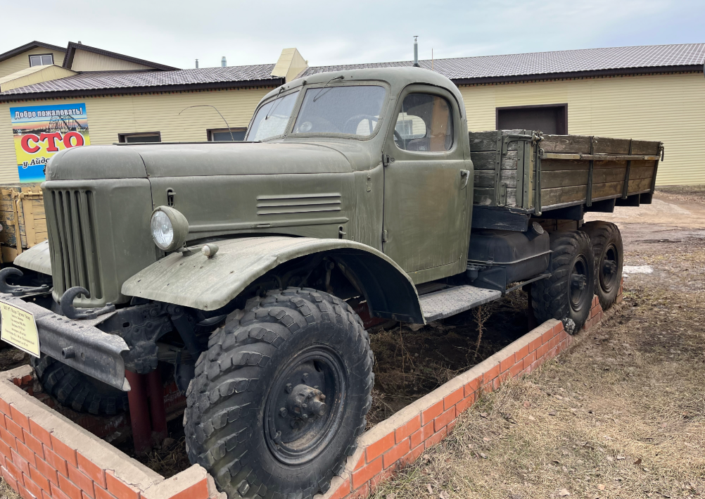 Фото старшего сына автора. Музей под открытым небом. ЗИЛ–157.
