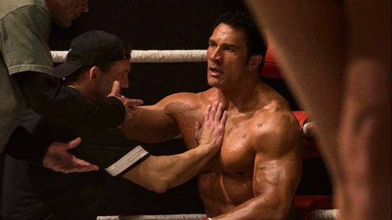 Сцена из фильма Крушащая машина: Дуэйн Джонсон (Марк Керр) в углу ринга между раундами, разговаривает с тренером.