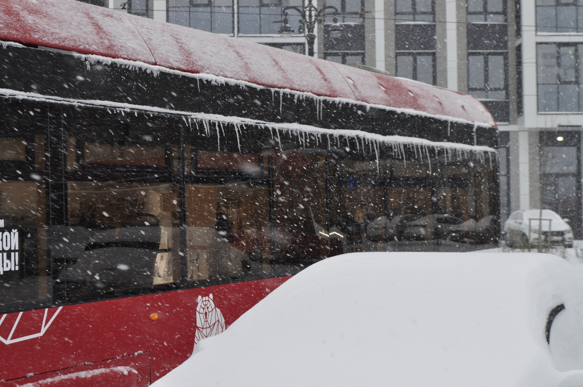 На трамвае образовались первые сосульки