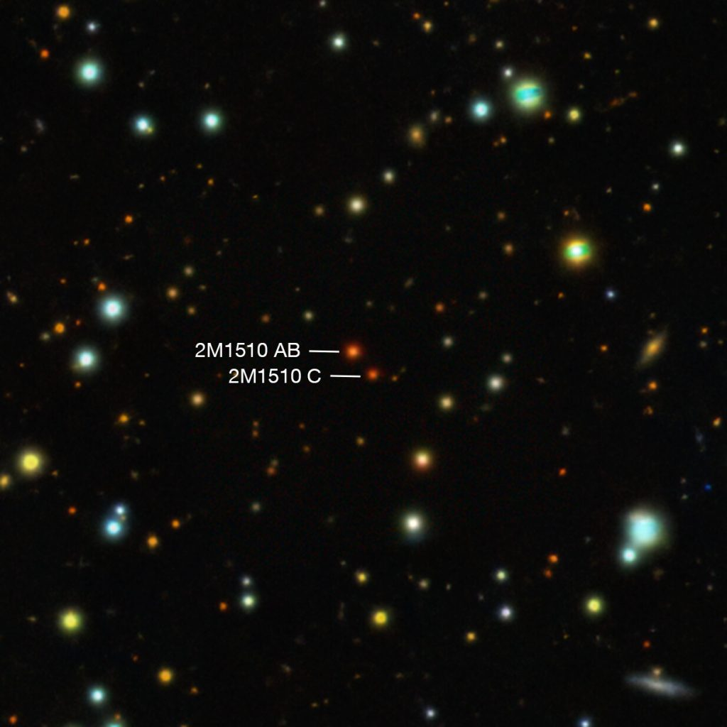 Система 2M1510, состоящая из трех коричневых карликов. Источник: DESI Legacy Survey/D. Lang (Perimeter Institute)