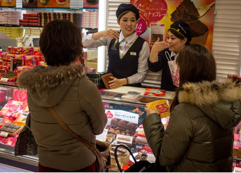 Распродажа шоколада на 14 февраля, вроде искренне улыбаются...